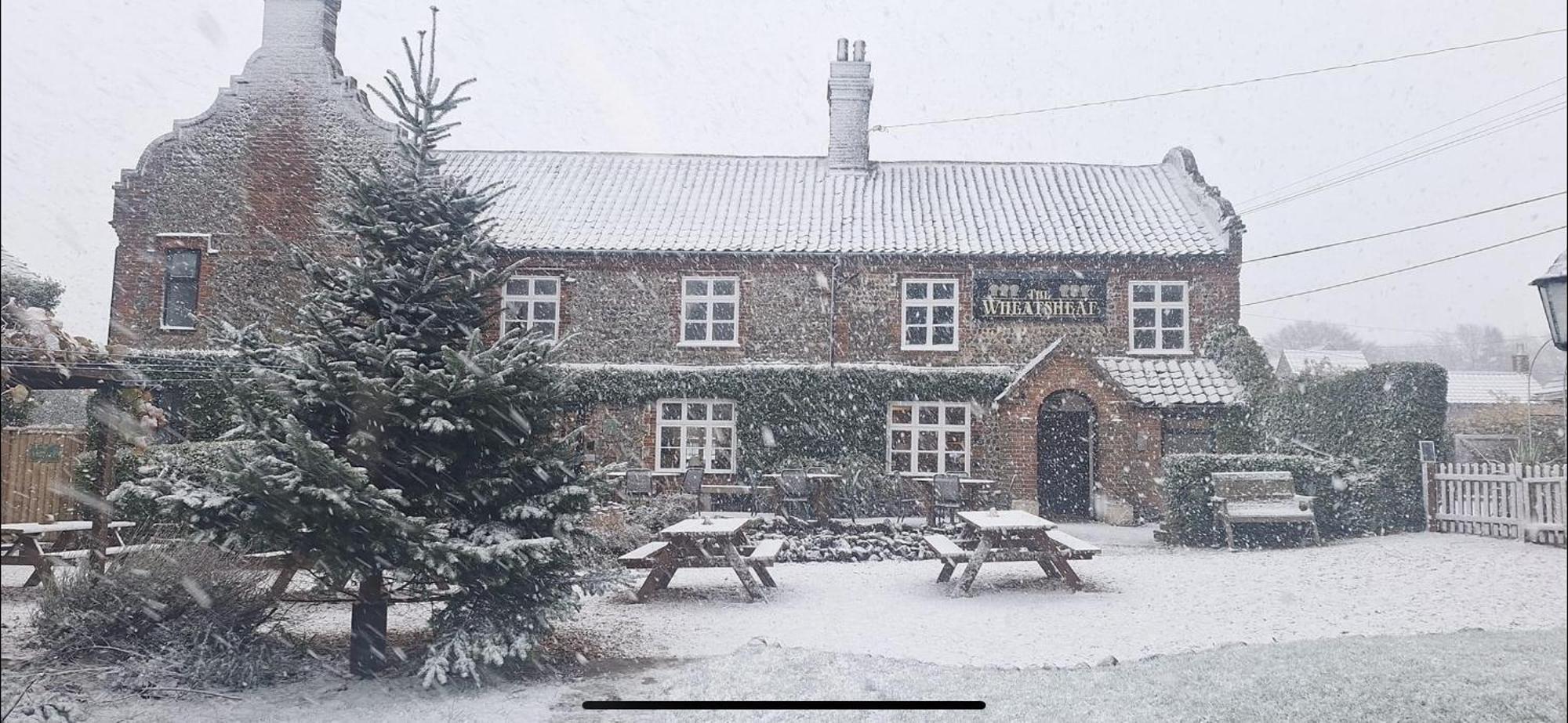 The Wheatsheaf West Beckham Bed & Breakfast Norwich Exterior photo